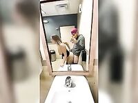 Rapidinha com Gozada gostoso no banheiro