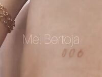 Mel Bertoja molhada mostrando o melzinho da buceta