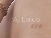 Mel Bertoja molhada mostrando o melzinho da buceta