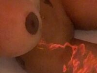 Nadine Borges pelada na banheira se filmando