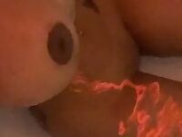 Nadine Borges pelada na banheira se filmando