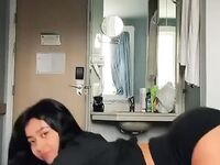Beca Barreto de quatro rebolando e mostrando o corpo