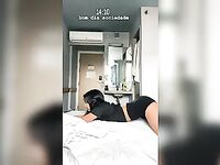 Beca Barreto de quatro rebolando e mostrando o corpo