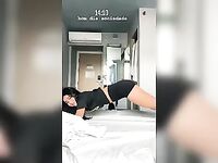 Beca Barreto de quatro rebolando e mostrando o corpo