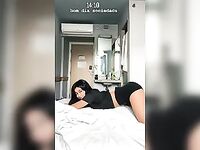 Beca Barreto de quatro rebolando e mostrando o corpo