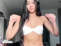 Beca Barreto dançando de biquini fio dental