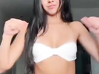 Beca Barreto dançando de biquini fio dental