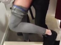 Sexo no banheiro com loirinha dando sua buceta