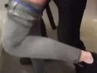 Sexo no banheiro com loirinha dando sua buceta