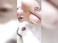 Amiichan erome pelada na banheira mostrando tudo
