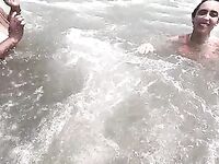 Aventuras do Casal Mattos - familia cheia de tesao na praia