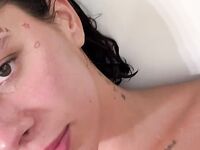 Fernanda Mota Farhat nua na banheira se exibindo