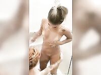 Bruna Carlos no banheiro esfregando com gostosa