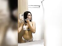 Daniela Antury em vídeo adulto no banheiro