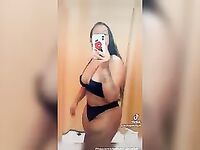 Erica Pinheiro se filmando de calcinha e sutiã