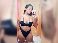 Erica Pinheiro se filmando de calcinha e sutiã