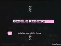 A putinha Gih Ribeiro adora fazer vídeos mostando o cu