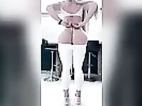 Ana Khuber abaixou a calça para mostrar a bunda