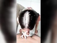 Playmate Mahiza ficando toda lambuzada de leite quente