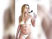 Mama Furtado só de calcinha e sutiã