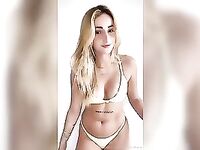 Mama Furtado só de calcinha e sutiã