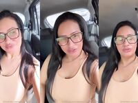 Alessandra Marques no carro se filmando
