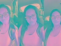 Alessandra Marques no carro se filmando