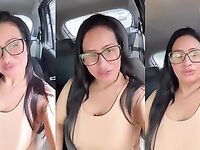 Alessandra Marques no carro se filmando