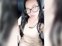 Alessandra Marques no carro se filmando