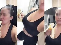 Alessandra Marques comendo uma banana gostosa