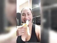 Alessandra Marques comendo uma banana gostosa