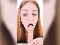 Sara Apollo chupando uma pica de borracha