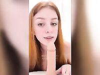 Sara Apollo chupando uma pica de borracha