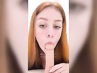 Sara Apollo chupando uma pica de borracha