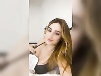 Mama Furtado deitada na cama provocando