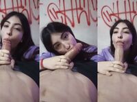 Novinha latina mamando a rola molhada