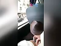 Novinha safada mamando dentro do busao