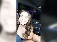 Jameliz nua no carro mostrando seus peitos lindos