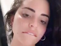 Famosinha Xehli G tirando a roupa toda