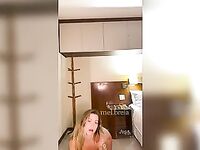 Loira bronzeada gostosa toda nua em vídeo provocante
