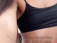 Alessa Silva erome sentando num consolo grande