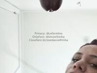 Alessa Silva se masturbando num consolo enorme