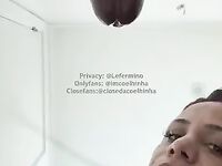 Alessa Silva se masturbando num consolo enorme