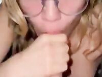 Loira de óculos no boquete guloso pro seu macho sortudo