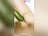 Pepino in buceta da magrinha tarada