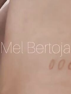 Mel Bertoja molhada mostrando o melzinho da buceta