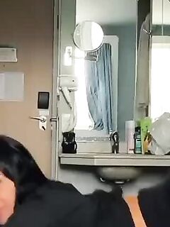 Beca Barreto de quatro rebolando e mostrando o corpo