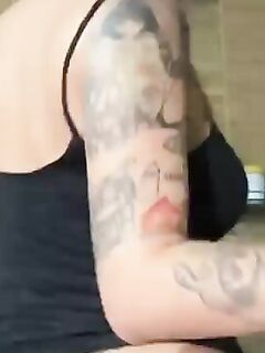 Yasmin Cat rebolando sua bunda grande linda