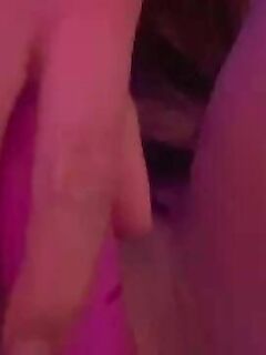 Yasmin Cat nua masturbando sua bucetinha rosa