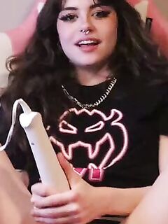 Hannah Owo nua colocando vibrador na bucetinha